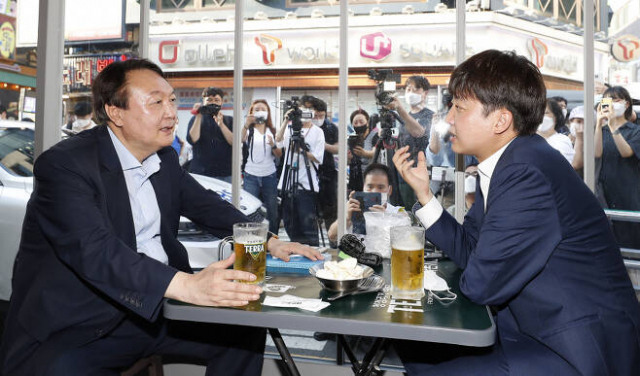 2021년 7월 당시 이준석 국민의힘 대표와 윤석열 전 검찰총장이 서울 광진구의 한 음식점에서 '치맥회동'을 하고 있다. [연합]