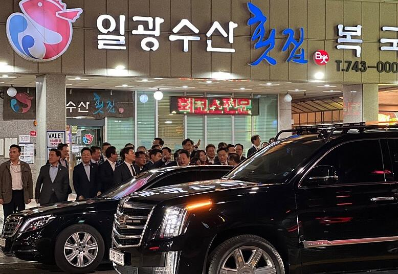 온라인 커뮤니티와 소셜네트워크서비스(SNS)를 중심으로 윤석열 대통령이 지난 6일 2030 부산세계박람회 유치 지원을 위해 부산을 방문했다가 해운대구의 한 횟집을 찾은 사진이 확산되며 화제가 되고 있다. [온라인 커뮤니티]