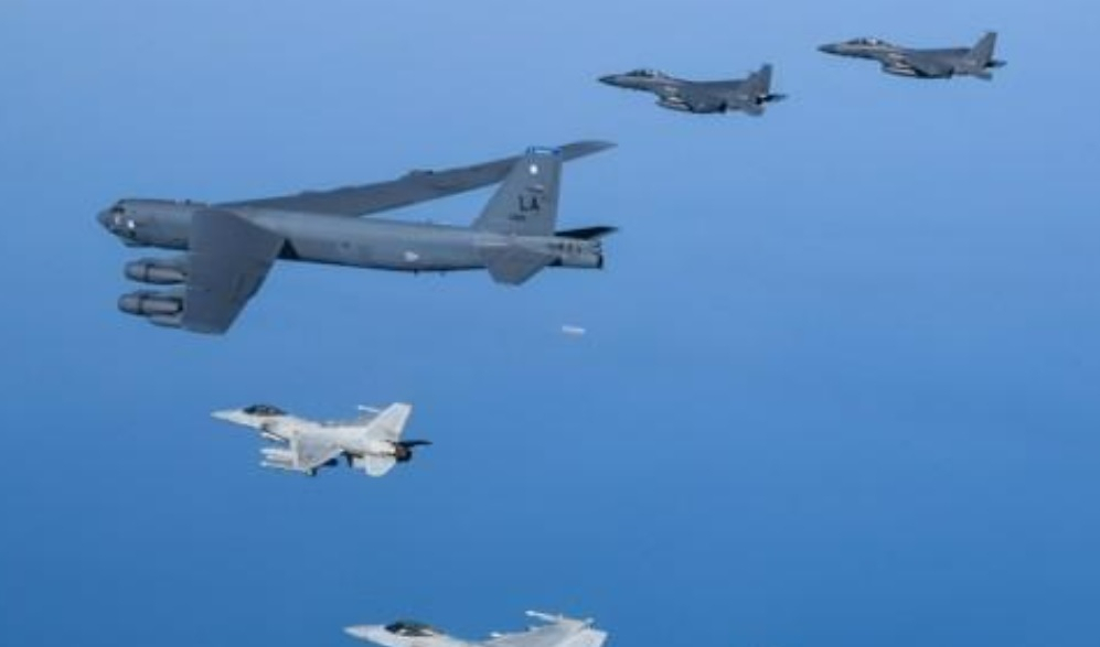 2023년 3월 6일 한반도 서해 상공에서 한국측 F-15K 및 KF-16 전투기와 미국측 B-52H 전략폭격기가 참여한 가운데 한미 공군이 연합공중훈련을 실시하고 있다.[국방부 제공]