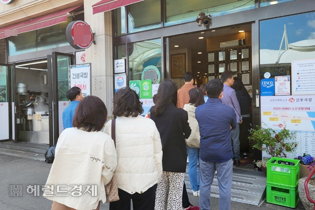 8일 순천만정원박람회 관람객들이 오후 1시가 넘도록 아랫시장 모 식당 앞에서 밥을 먹기 위해 줄을 서고 있다. /박대성 기자.