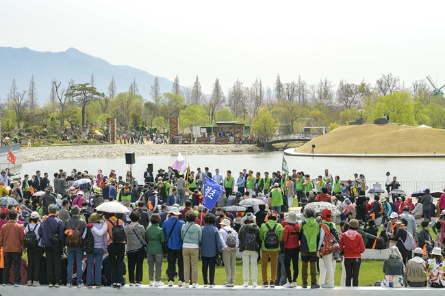 순천만정원박람회장 동문 호수정원 단체 관람객들이 해설사의 설명을 듣고 있다. [조직위 제공]