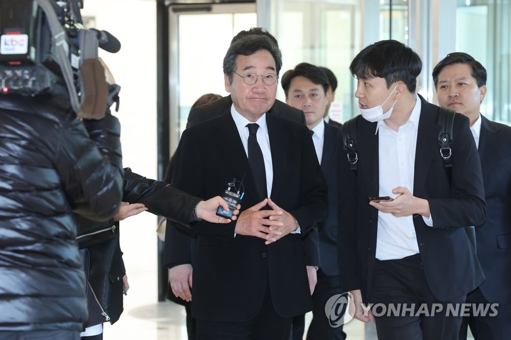 장인 빈소 향하는 이낙연[연합]