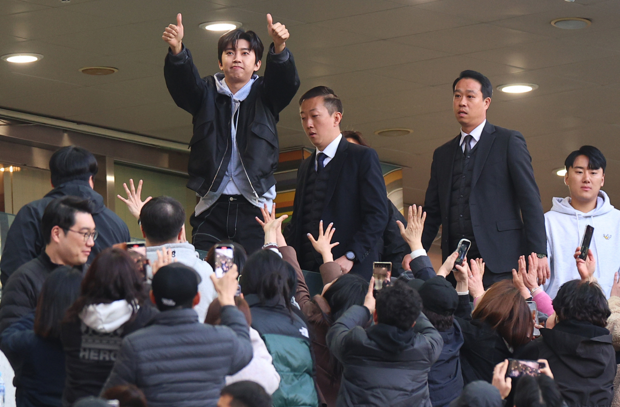 8일 오후 서울월드컵경기장에서 열린 2023 프로축구 K리그1 대구FC와 FC서울의 경기가 끝난 뒤 임영웅이 팬들에게 인사하며 경기장을 나서고 있다. 이날 임영웅은 시축자로 경기장을 찾았으며 이날 경기에는 4만5007명의 관중이 찾아 코로나19 이후 한국스포츠 관중 수 최다를 기록했다. [연합]