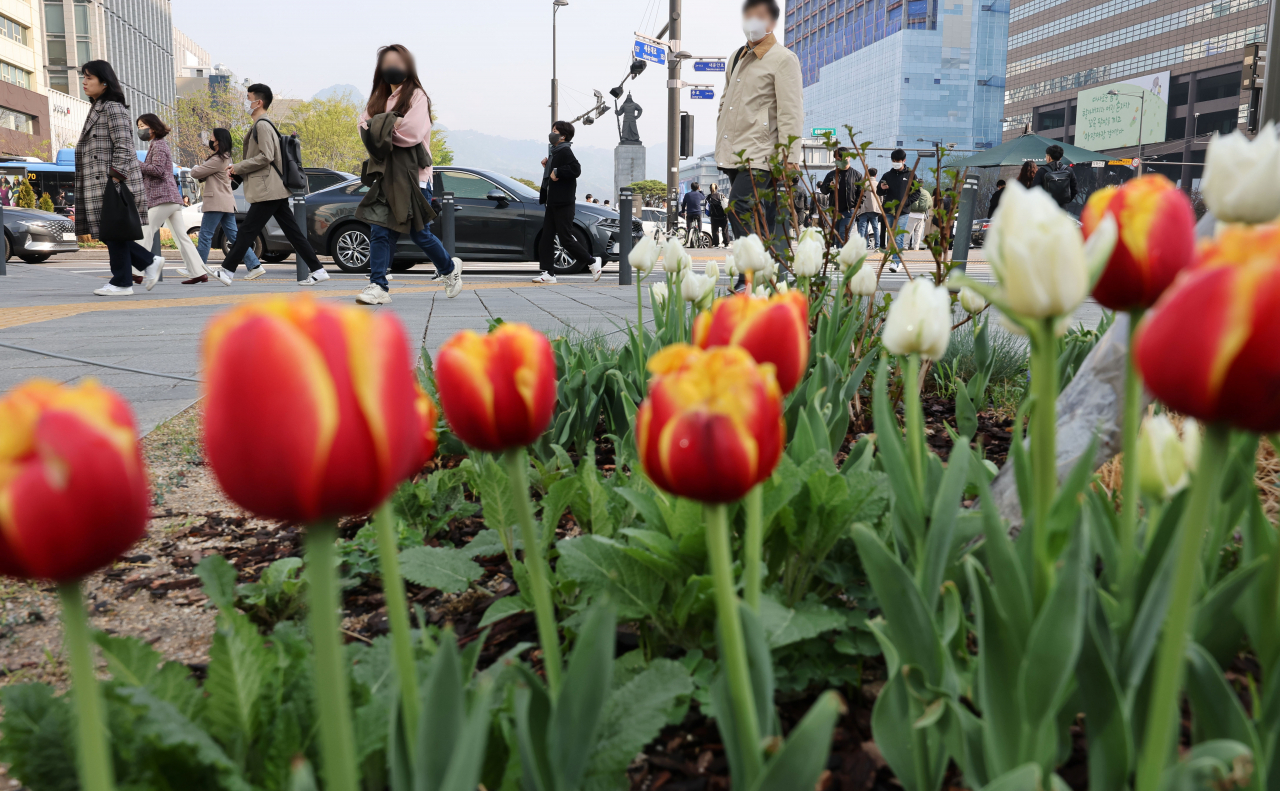지난 7일 오전 서울 종로구 광화문네거리에서 출근길 시민들이 이동하고 있다. [연합]