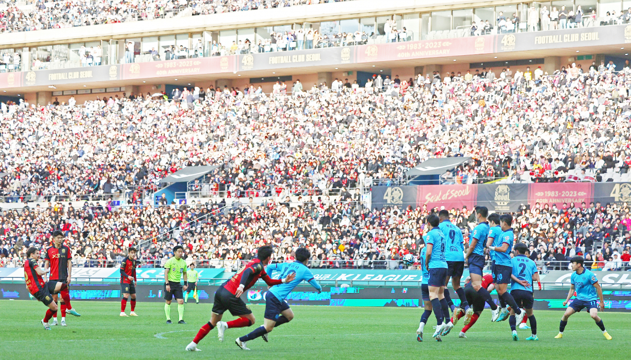 8일 오후 서울월드컵경기장에서 열린 2023 프로축구 K리그1 대구FC와 FC서울의 경기. 서울 팔로세비치가 프리킥으로 팀의 세번째 골을 성공시키고 있다. 연합뉴스