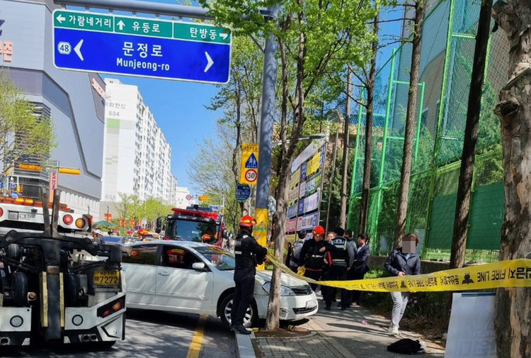 8일 대전시 서구 둔산동 한 교차로에서 만취 상태에서 운전하던 60대 남성이 인도를 지나던 어린이들을 치는 사고가 발생했다. [연합]