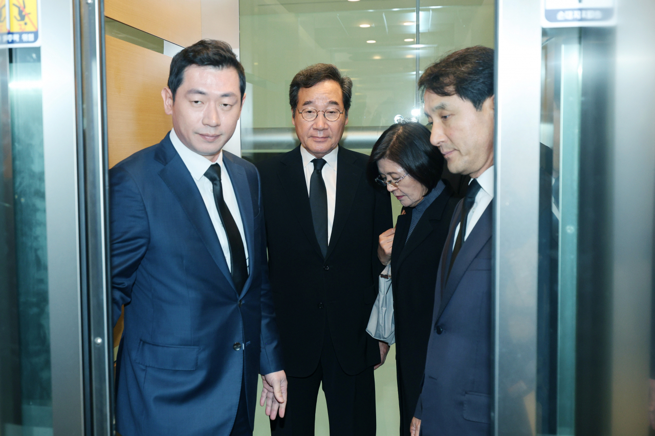이낙연 전 국무총리가 부인 김숙희 씨와 함께 8일 오전 서울 강남구 삼성서울병원에 마련된 장인 빈소로 향하고 있다. [연합]