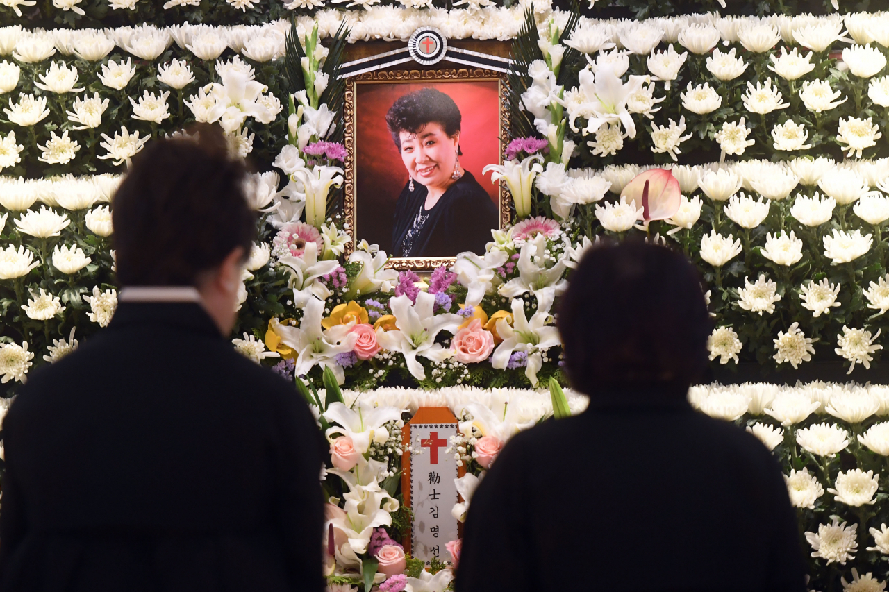 원로가수 고(故) 현미(본명 김명선)의 빈소가 7일 오전 서울 중앙대학교병원 장례식장에 차려졌다. 가수 고(故) 현미의 장례식은 사단법인 대한가수협회장으로 거행된다. [사진공동취재단=연합]