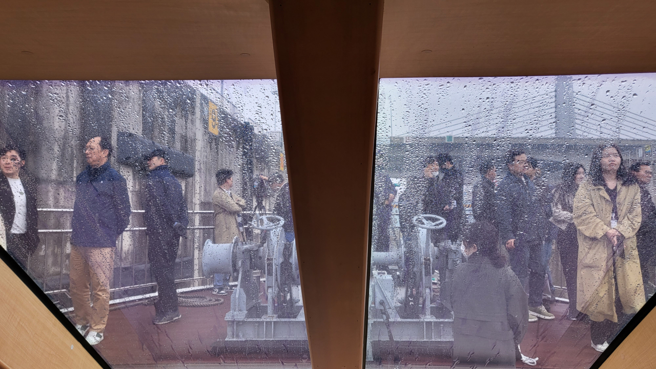 서울시가 지난 6일 언론을 상대로 서해뱃길 운항 노선 체험행사를 진행했다. 사진은 한강 갑문이 열리기를 기다리는 취재진. [사진=김수한 기자]