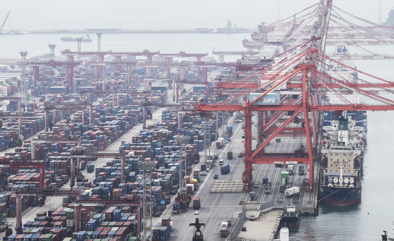 Containers at Shinseondae Port in Busan on March 21 (Yonhap)