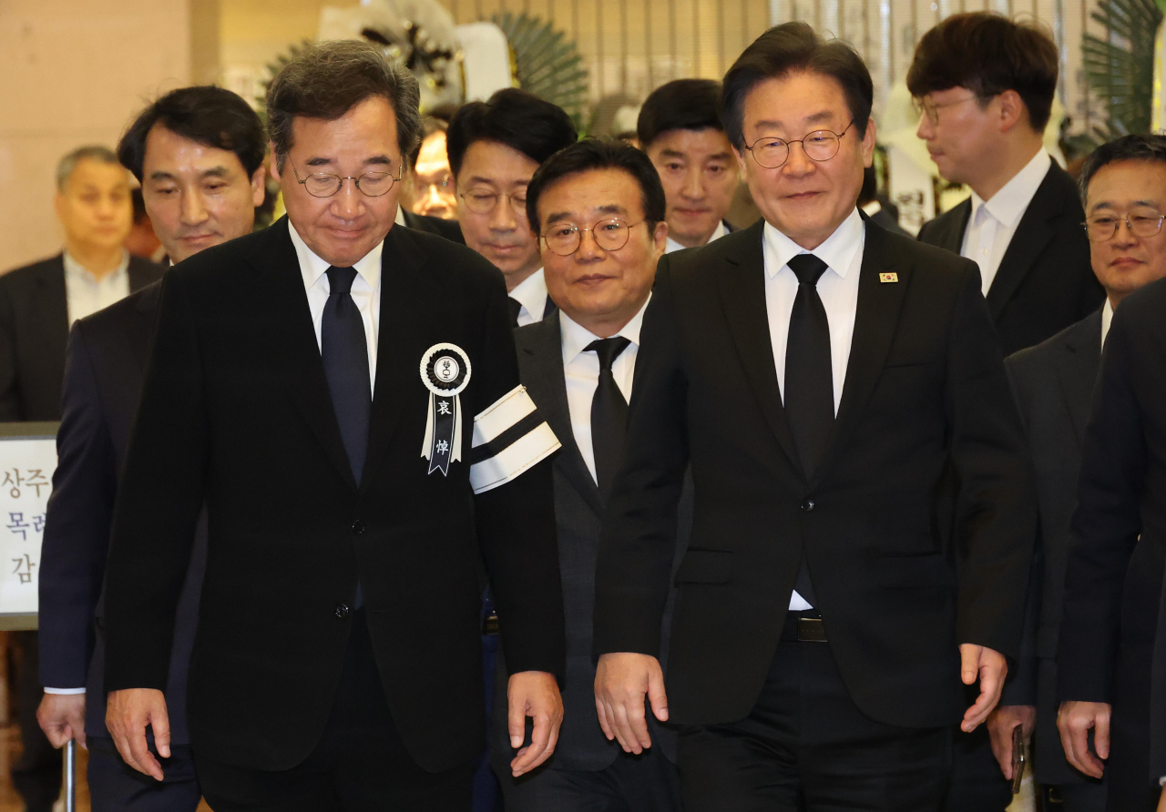 더불어민주당 이낙연 전 대표(왼쪽)가 9일 오후 장인상 빈소가 마련된 서울 강남구 삼성서울병원 장례식장에서 조문을 마친 더불어민주당 이재명 대표를 배웅하고 있다. [연합]