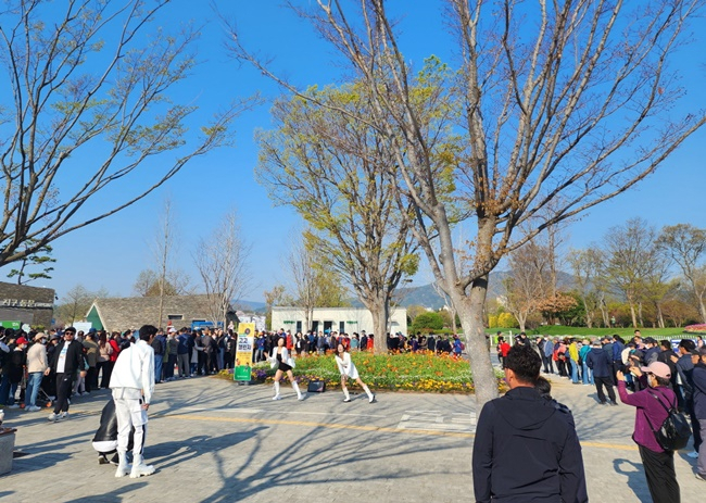 9일 순천만정원박람회장 동문 입구에서 '고고, 댄스 챌린지' 공연이 열리고 있다. [박람회 조직위 제공]