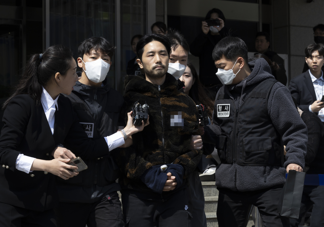 서울 강남에서 40대 여성을 납치·살해하고 시신을 유기한 혐의로 구속된 3인조 중 이경우가 9일 오후 서울 수서경찰서에서 검찰로 송치되고 있다. [연합]