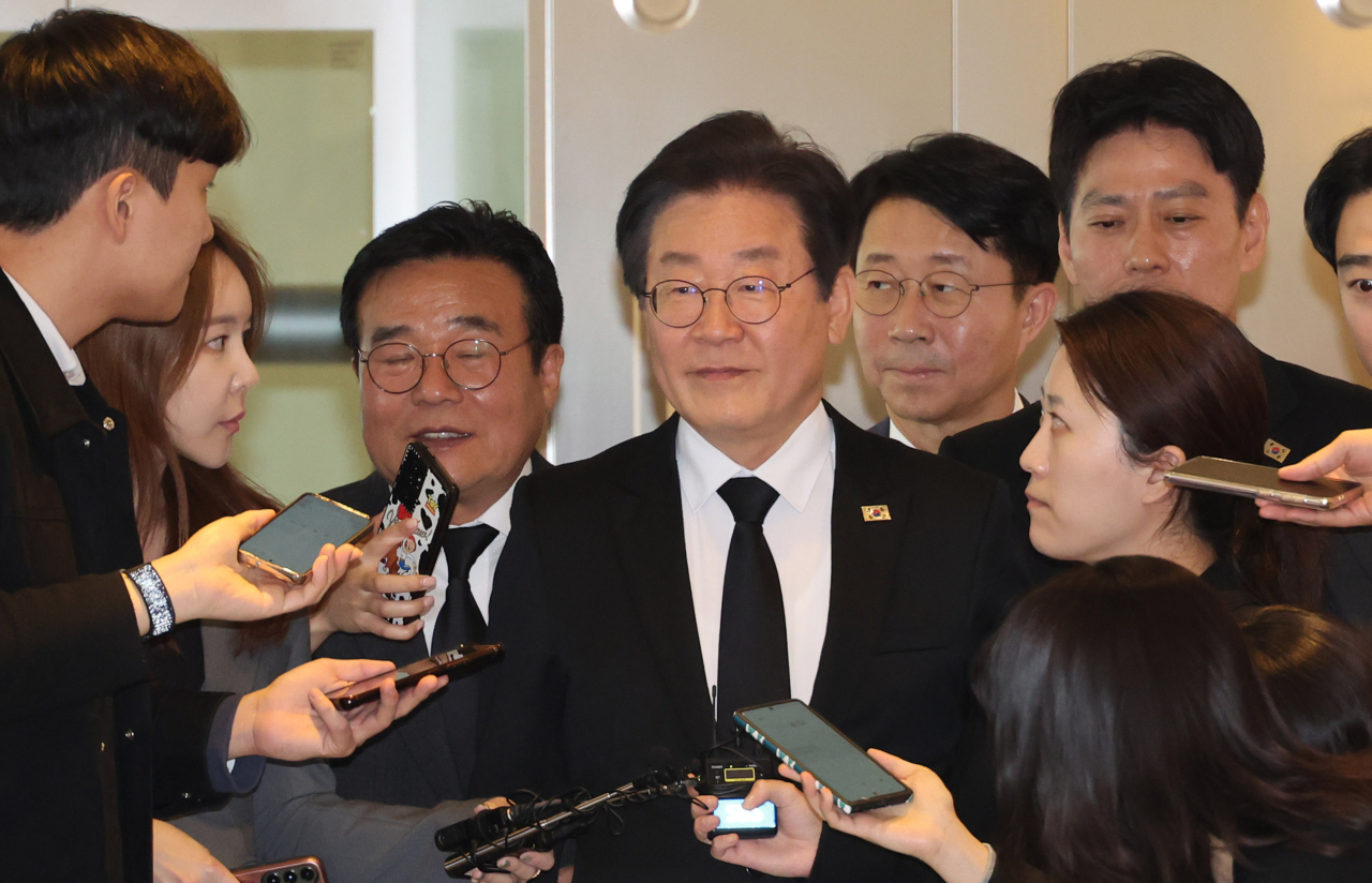 이재명 더불어민주당 대표가 9일 오후 이낙연 전 대표 장인상 빈소가 마련된 서울 강남구 삼성서울병원에서 조문을 마치고 취재진의 질문을 받고 있다. [연합]