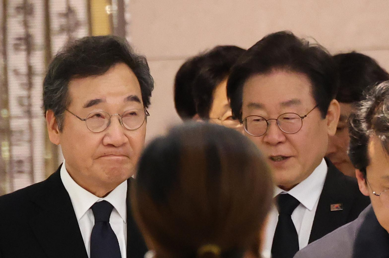더불어민주당 이낙연 전 대표(왼쪽)가 9일 오후 장인상 빈소가 마련된 서울 강남구 삼성서울병원 장례식장에서 조문을 마친 더불어민주당 이재명 대표를 배웅하고 있다. [연합]