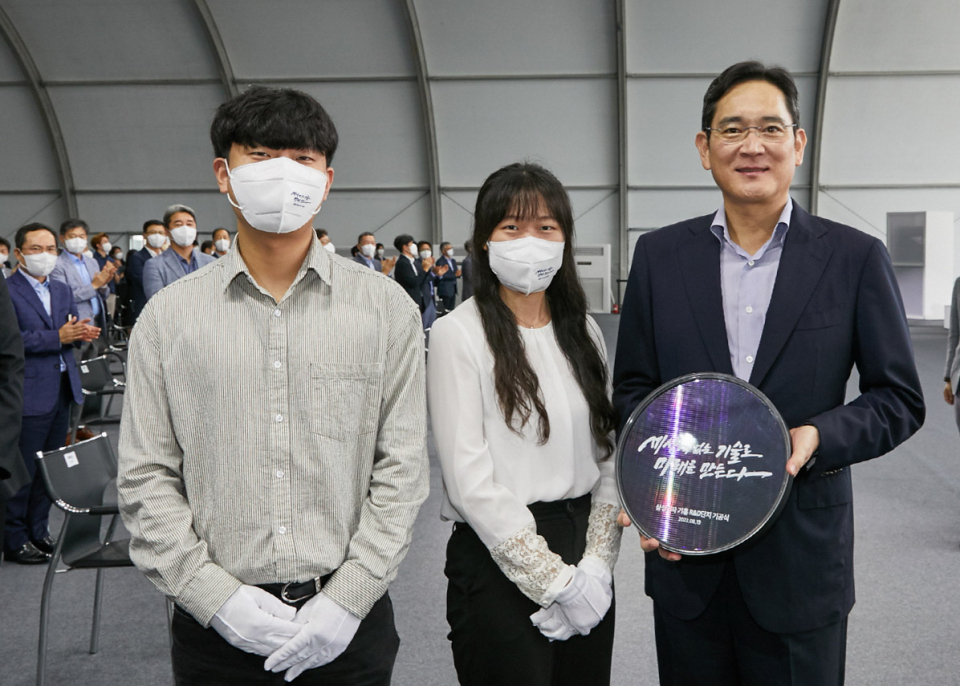 이재용 삼성전자 회장이 경기도 용인 기흥 반도체 R&D단지 기공식에서 젊은 직원들과 기념 촬영하는 모습 [삼성전자 제공]