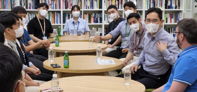 이재용 삼성전자 회장이 젊은 직원들과 소통하는 모습 [삼성전자 제공]