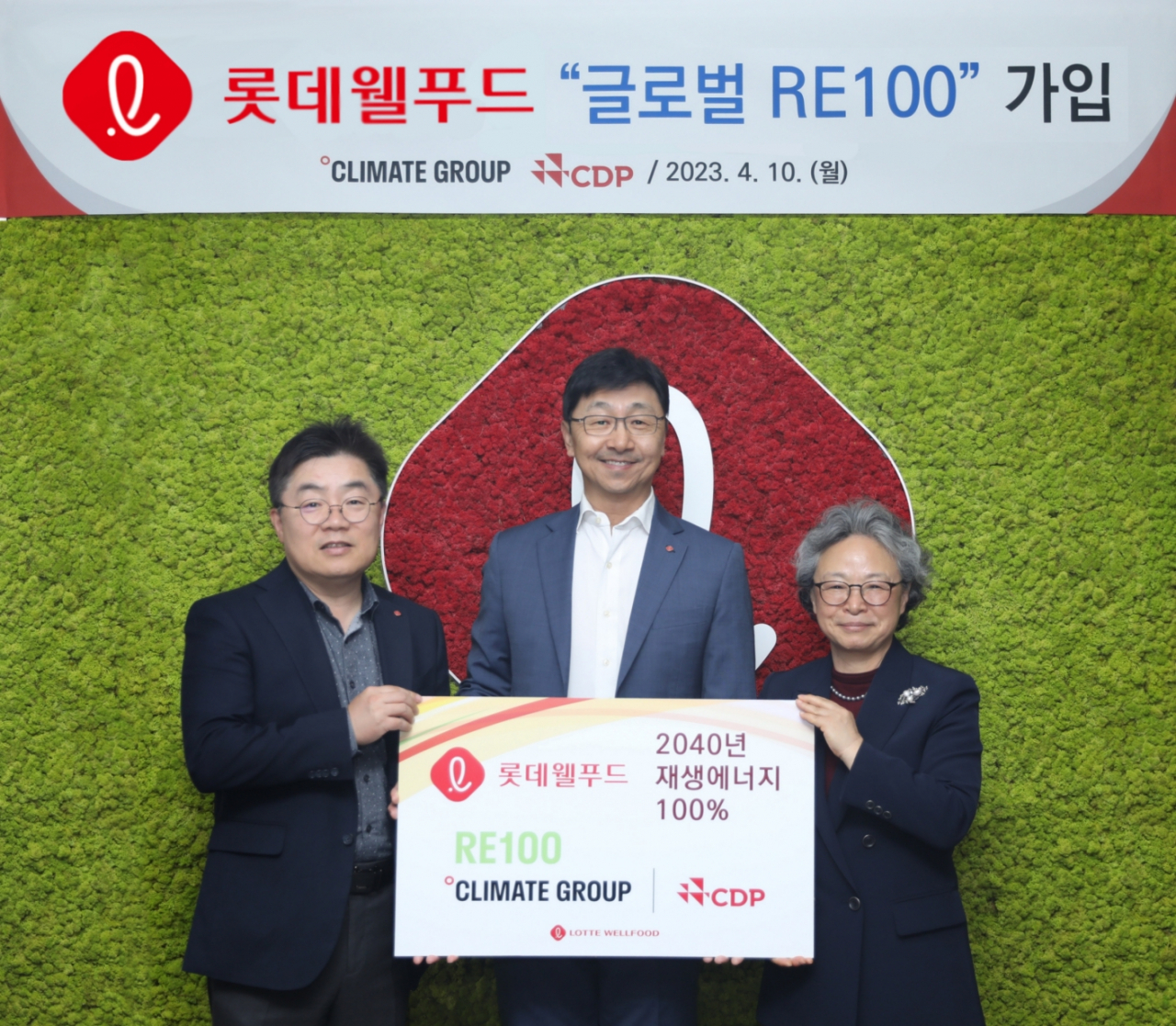 롯데웰푸드 RE100 가입 선언식에 참여한 이창엽 대표이사(사진 가운데), 박경섭 생산본부장(사진 왼쪽), 황덕남 ESG위원장(사진 오른쪽) [롯데웰푸드 제공]