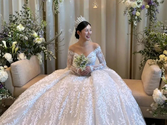 이다인이 신부대기실에서 입은 파니나토네 드레스. [이다인 SNS]