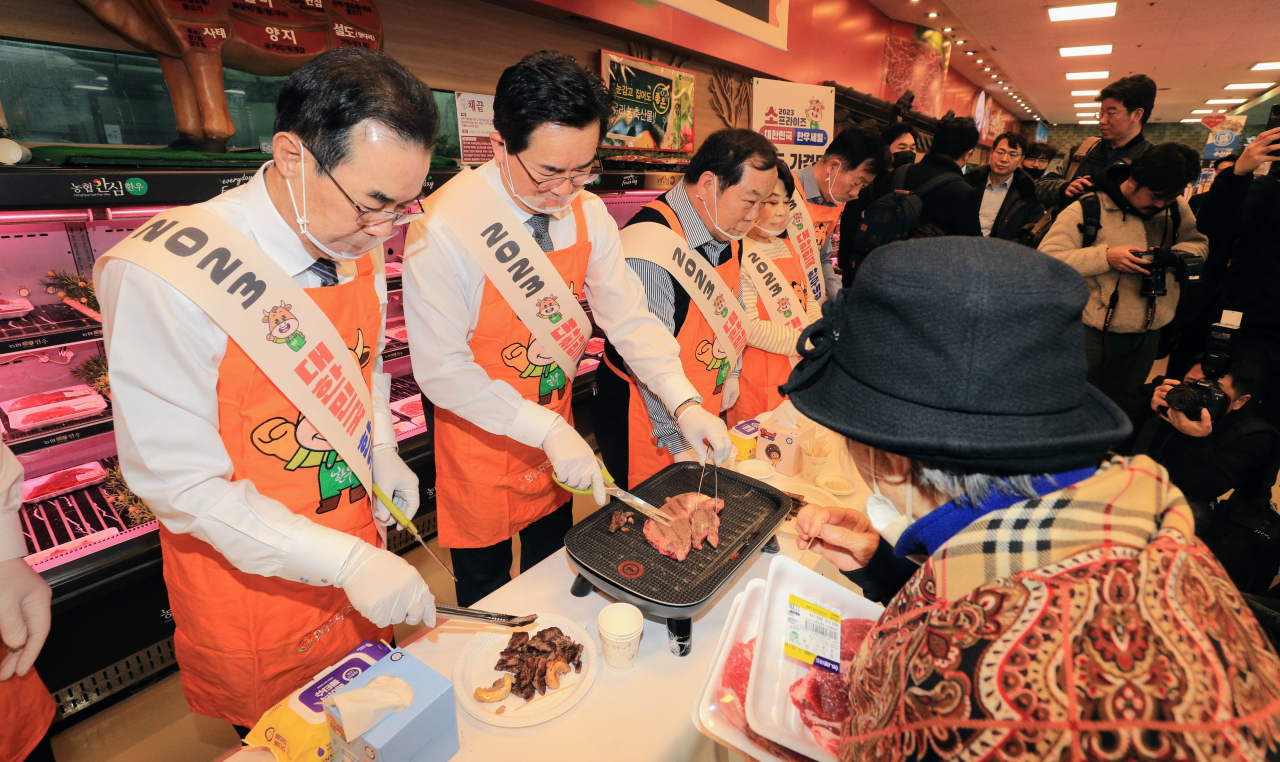 농림축산식품부 등이 최근 대한민국 한우세일 행사를 진행한 가운데, 관계자들이 한우 이벤트를 전개하고 있다.