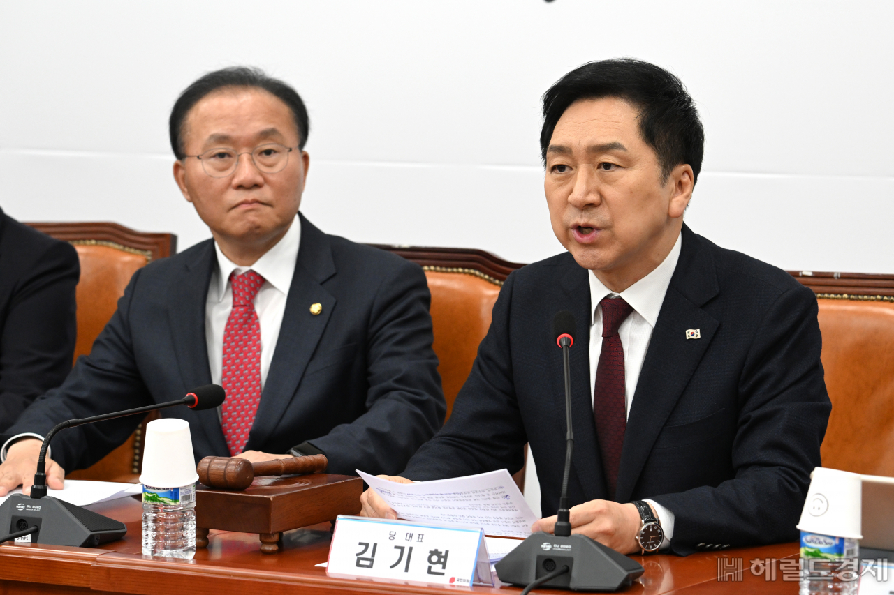 김기현(오른쪽) 국민의힘 당대표와 윤재옥 원내대표가 10일 서울 영등포구 여의도 국회의사당 본청에서 열린 국민의힘 최고위원회의에 참석하고 있다. 임세준 기자