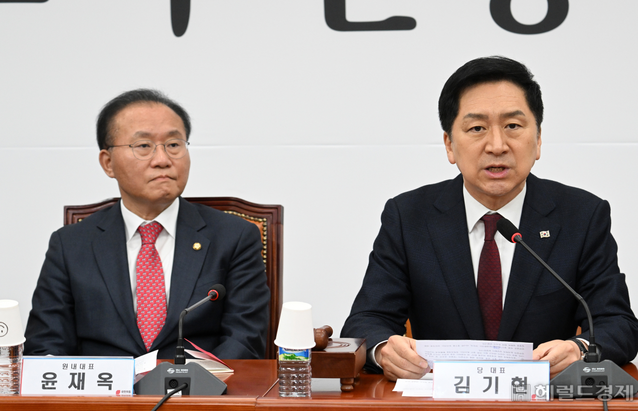 김기현(오른쪽) 국민의힘 당대표가 10일 서울 영등포구 여의도 국회의사당 본청에서 열린 국민의힘 최고위원회의에 참석해 발언하고 있다. 임세준 기자