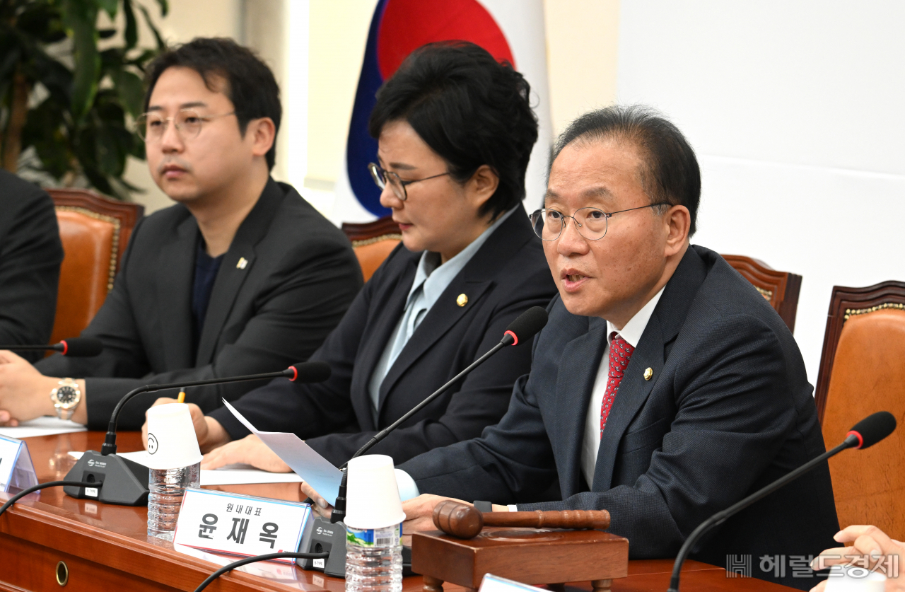 윤재옥(오른쪽) 국민의힘 원내대표가 10일 서울 영등포구 여의도 국회의사당 본청에서 열린 국민의힘 최고위원회의에 참석해 발언하고 있다. 임세준 기자