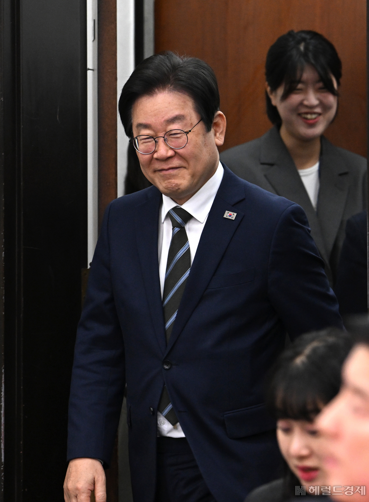 이재명 더불어민주당 당대표가 10일 서울 영등포구 여의도 국회의사당 본청에서 열린 더불어민주당 최고위원회의에 참석하기위해 들어서고 있다. 임세준 기자