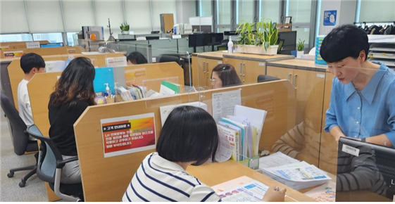 LH 주거지원센터 방문자가 임대주택 청약 서류를 받는 모습. [한국토지주택공사]