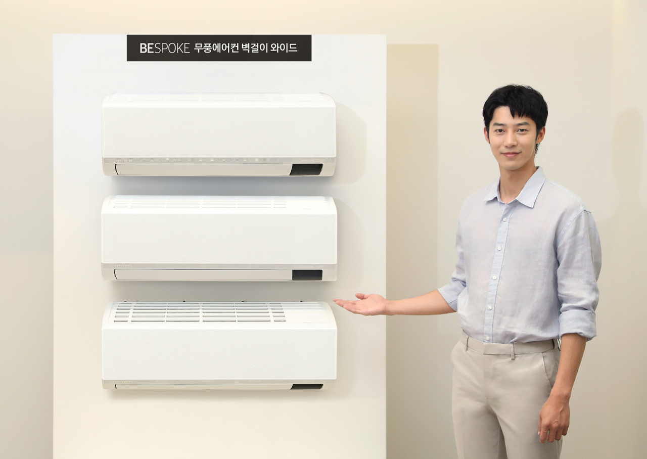 삼성전자 모델이 삼성스토어 청담점에서 비스포크 무풍에어컨 벽걸이 와이드 제품을 소개하고 있다. [삼성전자 제공]