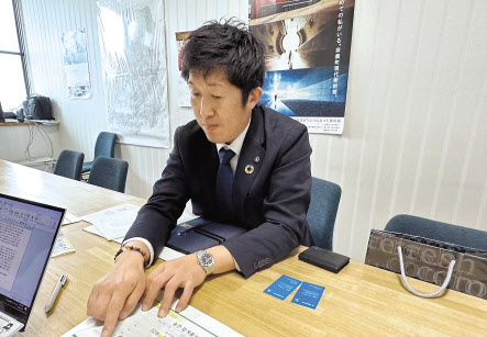 지난달 15일 오카야마현 가쓰타군 나기마을 주민센터에서 만난 모리야스 에이지나기초 홍보담당관. 기자들에게 나기마을의 합계출산율 변화를 설명하고 있다. 신혜원 기자