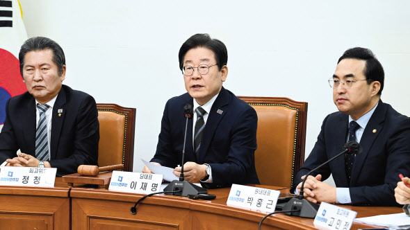 이재명 더불어민주당 당대표가 10일 서울 여의도 국회의사당 본청에서 열린 더불어민주당 최고위원회의에 참석해 발언하고 있다. 임세준 기자