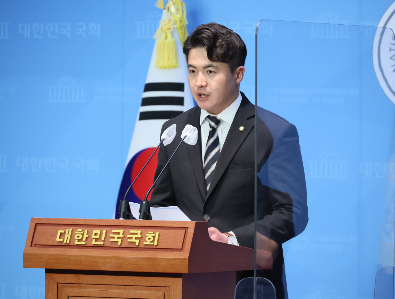 오영환 더불어민주당 의원이 10일 오전 국회에서 기자회견을 열고 22대 총선 불출마 선언을 하고 있다.[연합]