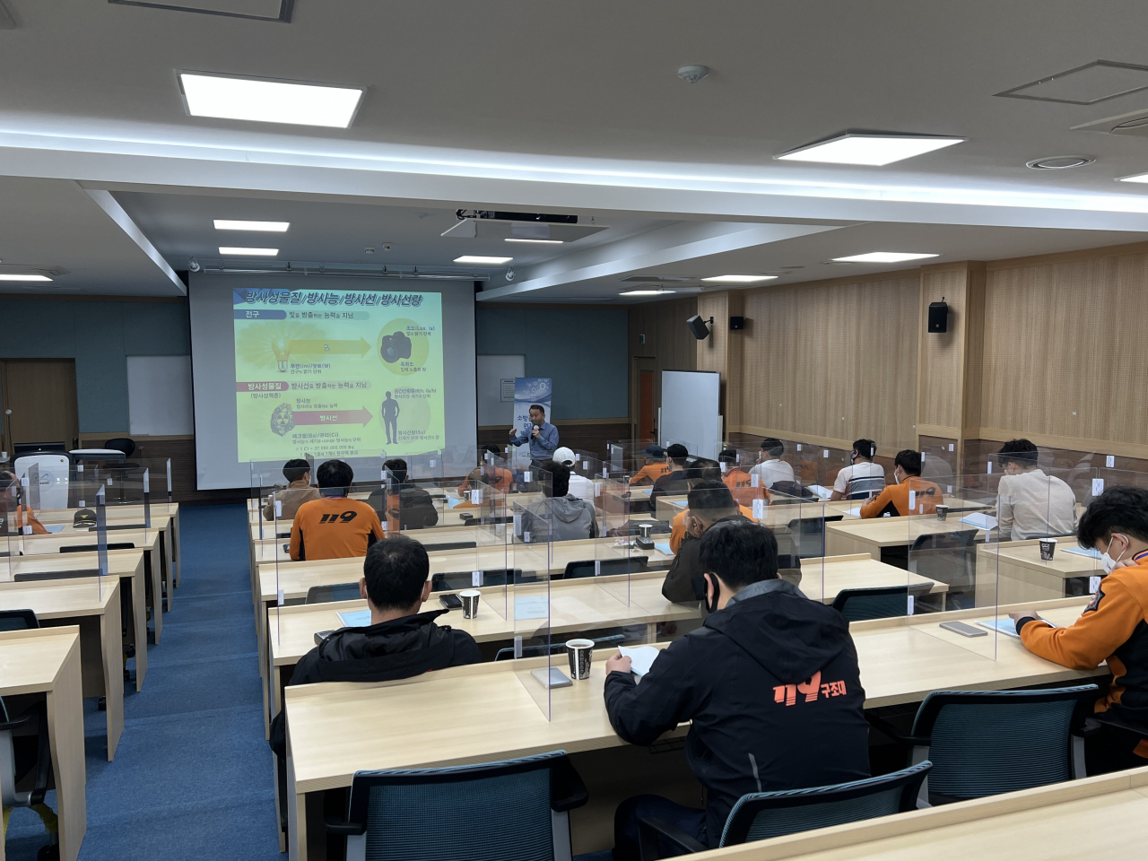 한국원자력연구원은 119특수구조단 긴급기동대원을 대상으로 원자력 방재교육을 실시했다. 사진은 지난해 교육생들이 수강하는 모습.[한국원자력연구원 제공]