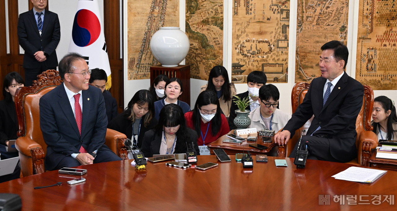 윤재옥 국민의힘 원내대표가 10일 서울 영등포구 여의도 국회의사당 국회의장실에서 김진표 국회의장을 예방하고 있다. 임세준 기자