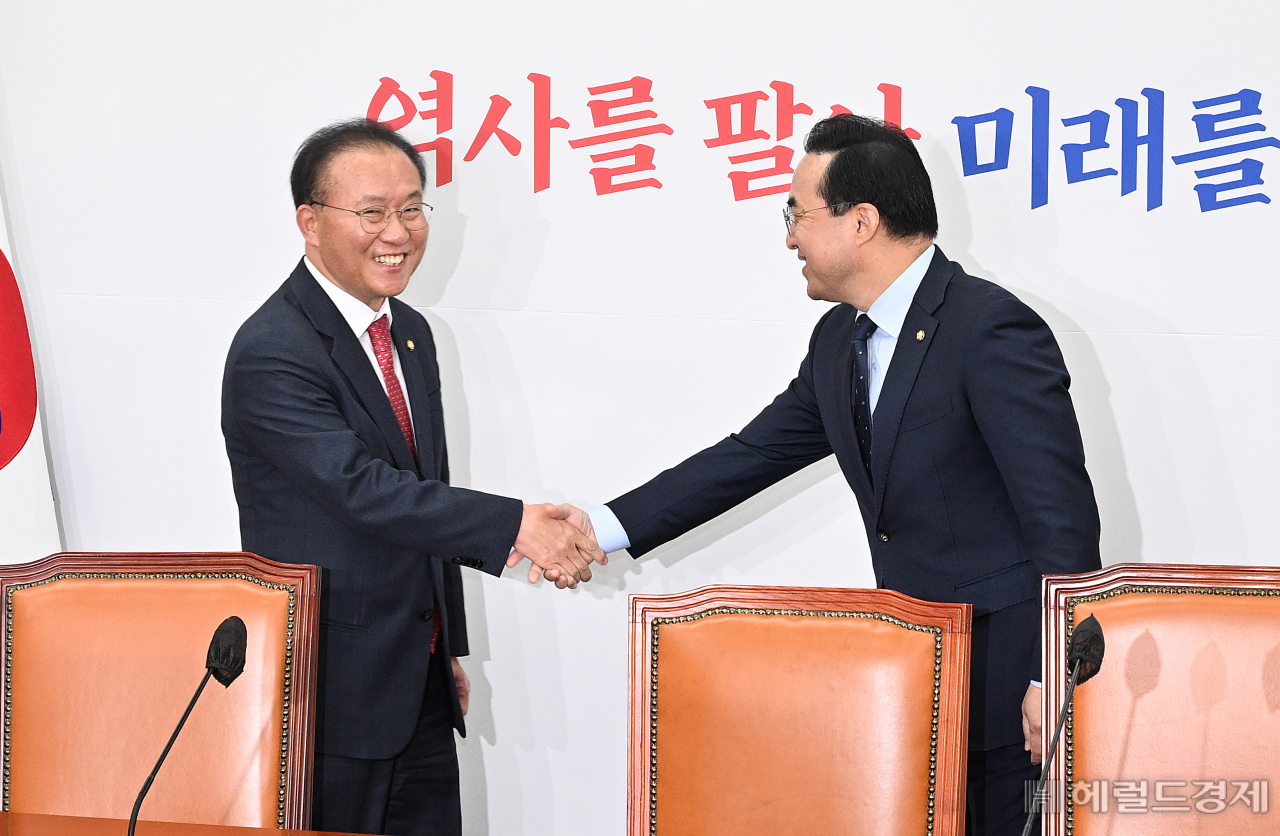 윤재옥 국민의힘 원내대표가 10일 서울 영등포구 여의도 국회의사당 더불어민주당 원내대표실에서 박홍근 더불어민주당 원내대표를 예방하고 있다. 임세준 기자
