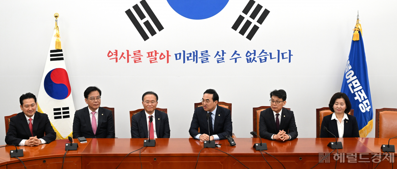 윤재옥 국민의힘 원내대표가 10일 서울 영등포구 여의도 국회의사당 더불어민주당 원내대표실에서 박홍근 더불어민주당 원내대표를 예방하고 있다. 임세준 기자