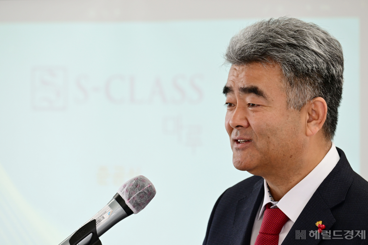 정원주 중흥그룹 부회장이 10일 오전 광주 동구 조선대 사범대학에 일원에 지역사회와 함께 하고 문화,휴식 공간 및 장학기금을 조성하기 위해 무상으로 기증한 전망대카페 'S-CLASS 마루' 준공식에 참석해 격려사를 하고 있다. 광주=박해묵 기자