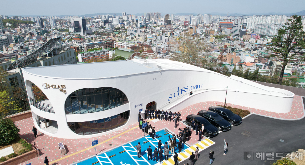 정원주 중흥그룹 부회장이 10일 오전 광주 동구 조선대 사범대학에 일원에 지역사회와 함께 하고 문화,휴식 공간 및 장학기금을 조성하기 위해 무상으로 기증한 전망대카페 'S-CLASS 마루' 준공식에 참석하고 있다. (남도일보제공)