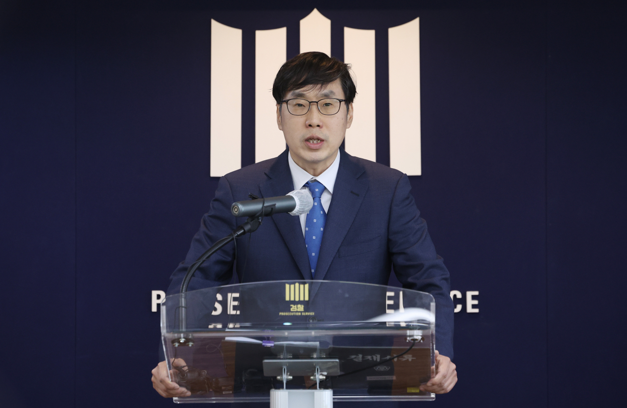 Shin Jun-ho, the section chief prosecutor of the Narcotics and Organized Crimes Division of the Seoul Central District Prosecutors' Office, speaks in a briefing in Seoul on Monday. (Yonhap)