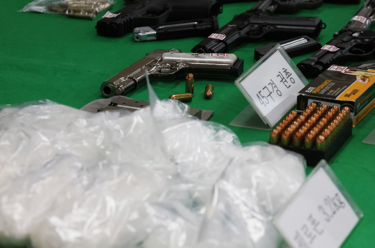 This photo shows confiscated methamphetamine that weighs a combined 3.2 kilograms, a pistol, gas guns and 50 live bullets displayed at a press briefing at the Seoul Central District Prosecutors' Office headquarters in Seoul on Monday. (Yonhap)