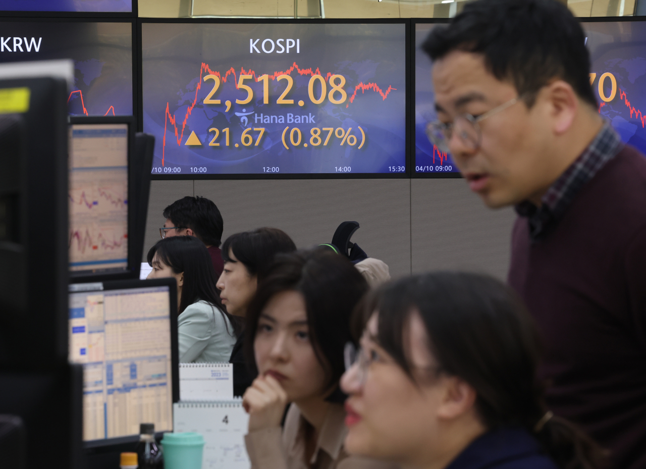 10일 서울 명동 하나은행 딜링룸에서 직원들이 주가 및 환율을 모니터하고 있다. 코스피는 이날 삼성전자 감산 발표 효과와 미국 고용시장의 과열 진정 조짐 등에 힘입어 2500선을 넘어섰다. 연합뉴스