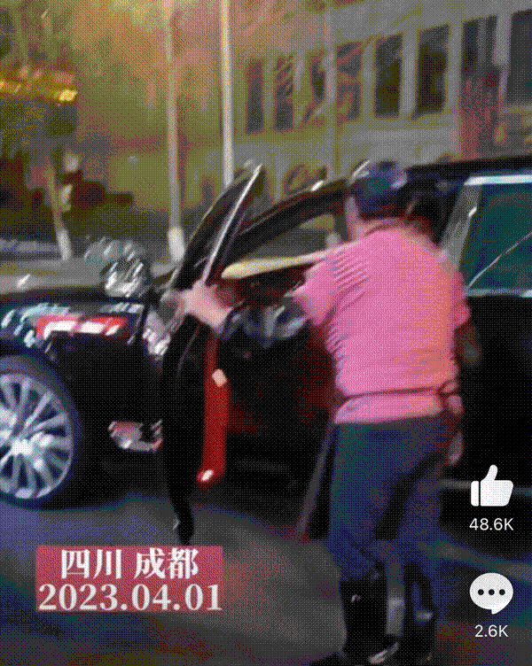 벤틀리를 타고 출근해 식당일을 하러 가는 중국 여성이 중국에서 화제가 됐다. [SNS]