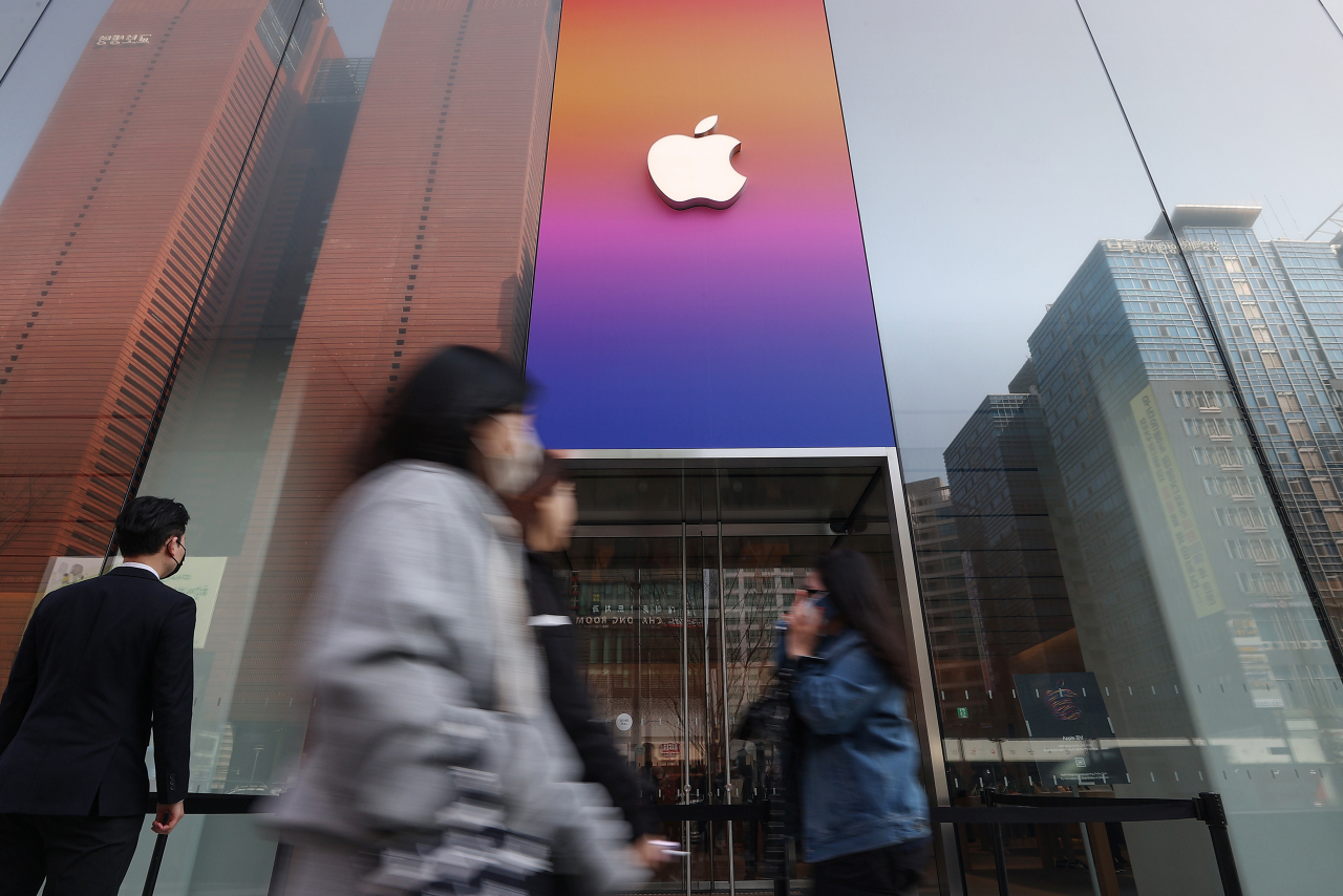 People walk past Apple Gangnam, Apple‘s fifth South Korean retail store, near Shinnonhyeon Station in southern Seoul. (Yonhap)