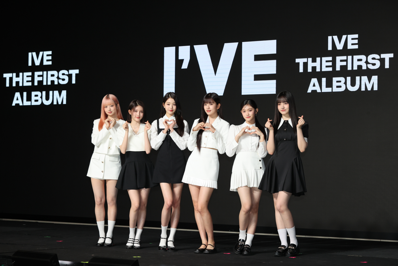 그룹 아이브가 10일 서울 여의도 콘래드호텔에서 열린 첫 정규 앨범 'I've IVE' 발매 기념 기자간담회에서 포즈를 취하고 있다. 연합뉴스