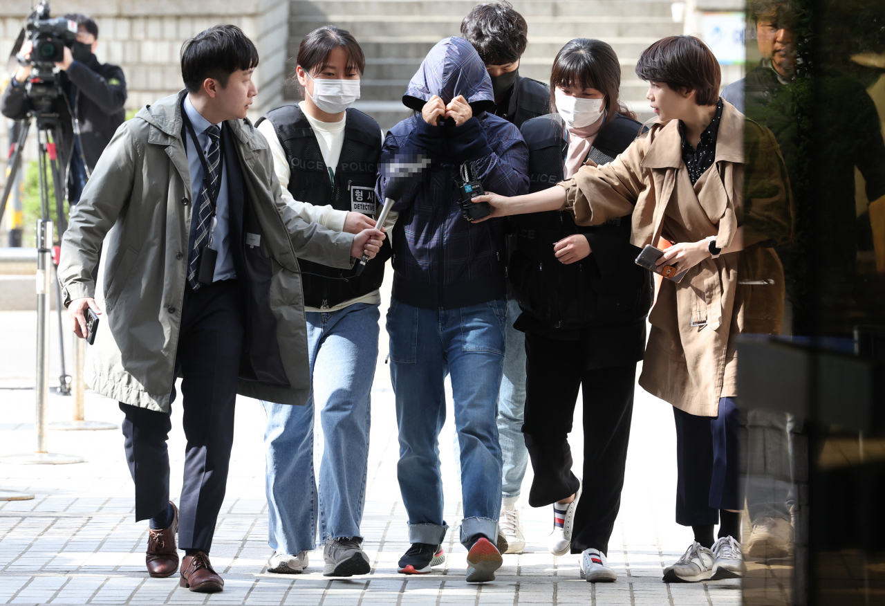 강남 40대 여성 납치·살해 사건의 배후로 지목된 유모 씨의 부인 황모 씨가 10일 서울중앙지법에서 열리는 영장실질심사에 출석하고 있다. [연합]