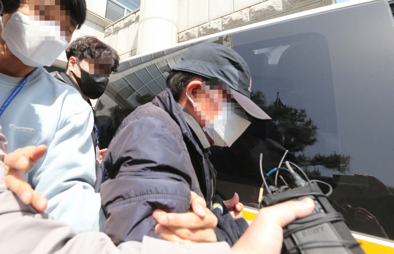 대전 서구 둔산동 스쿨존에서 만취 상태로 운전하다 초등생을 치어 숨지게 한 혐의를 받는 60대 남성 A씨가 지난 10일 오후 둔산경찰서에서 구속 전 피의자 심문(영장실질심사)을 받기 위해 호송차량으로 이동하고 있다. 그는