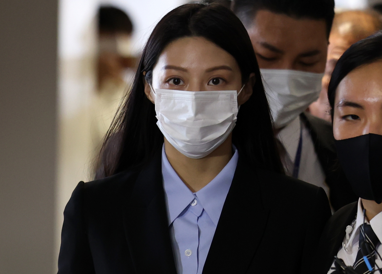 조국 전 법무부 장관 딸 조민씨가 16일 부산대 의전원(의학전문대학원) 입학허가 취소 관련 재판에 증인으로 출석하고 있다． [연합]
