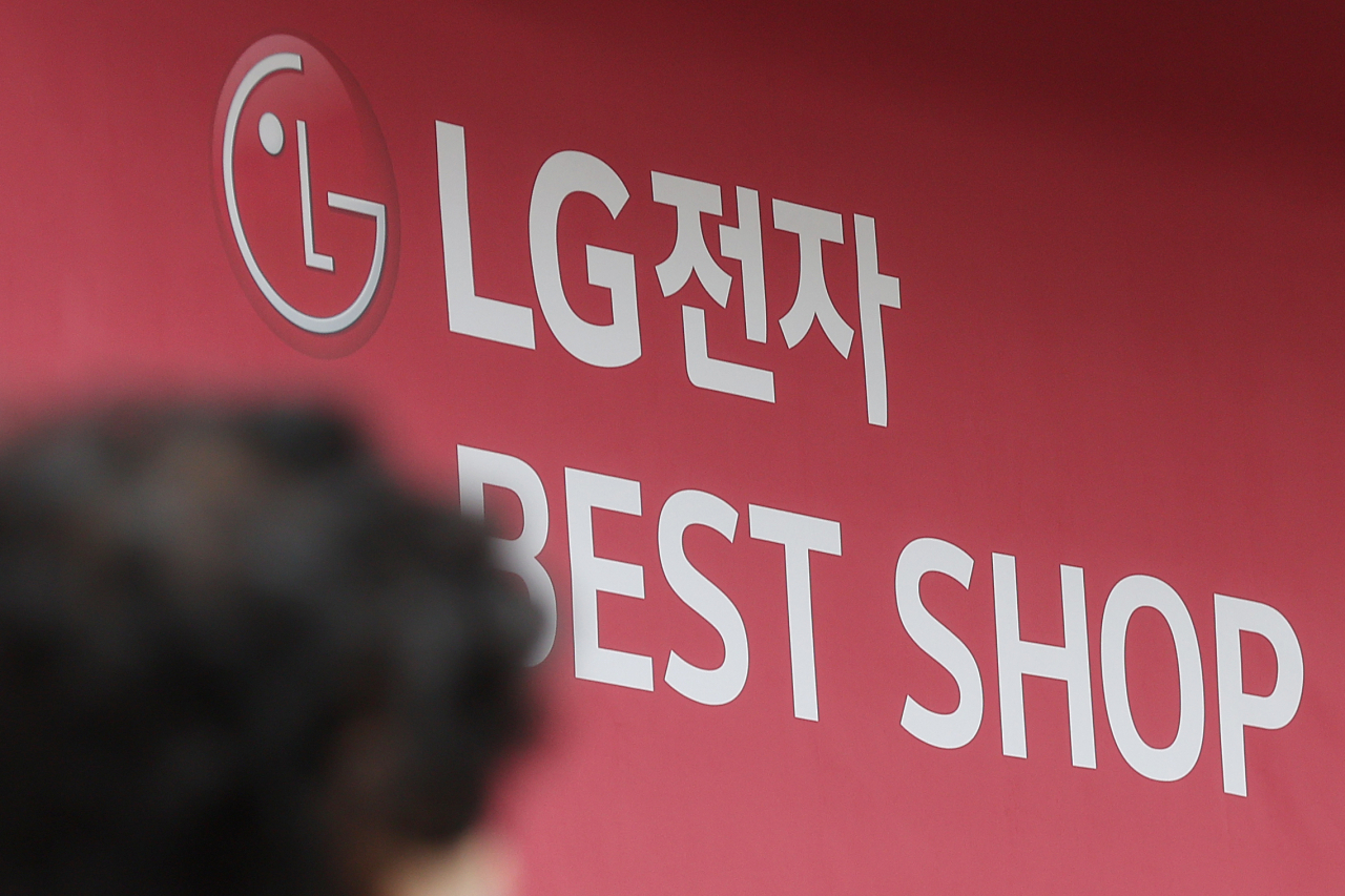 LG전자가 연결 기준 올해 1분기 잠정 실적을 집계한 결과 영업이익 1조4974억원, 매출 20조4178억원을 기록했다고 공시한 7일 서울 시내 한 LG전자 베스트샵. [연합뉴스]
