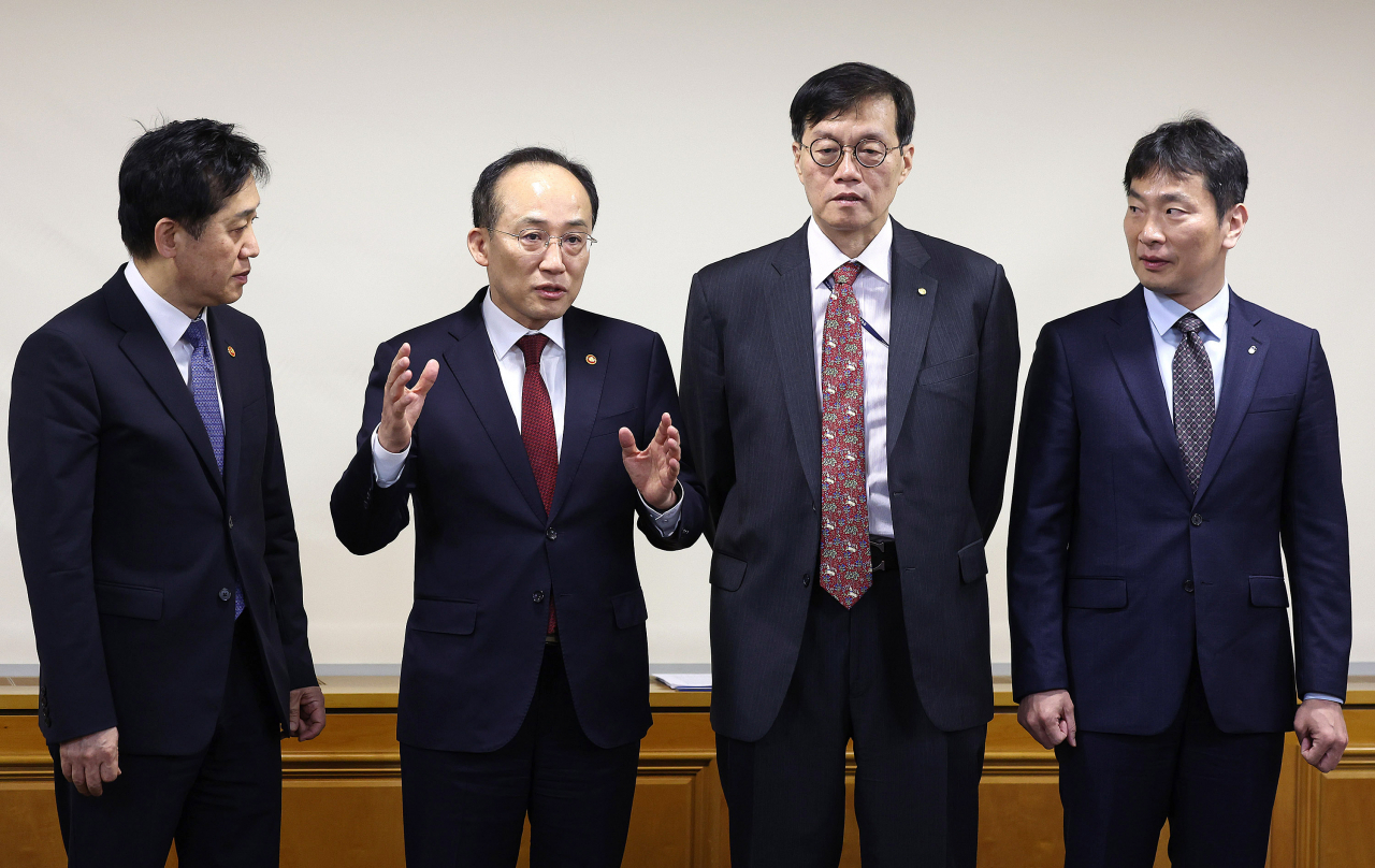지난달 23일 서울 중구 은행회관에서 열린 비상거시경제금융회의에 참석한 경제·금융 수장들이 대화를 나누고 있다. 왼쪽부터 김주현 금융위원장, 추경호 경제부총리 겸 기획재정부 장관, 이창용 한국은행 총재, 이복현 금융감독원장.[연합]